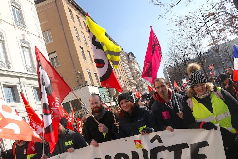 La tête de cortège avec Floriane, syndicaliste FO, qui arborait un gilet jaune sur son drapeau. ©MG/Rue89Lyon 