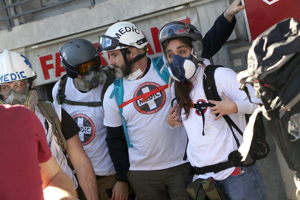 Des "Street Médics" à Lyon lors de l'actes XIV des "gilets jaunes" se tiennent prêt alors que les premières lacrymos touche la manifestation. ©MG/Rue89Lyon