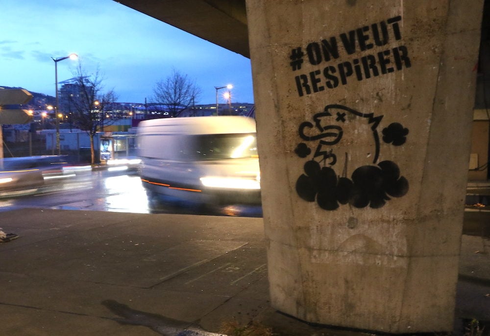 Graffiti anti pollution à Lyon réalisé par Greenpeace et Alternatiba/ANV situé vers confluence, sous l'autoroute A7, le 7 février 2019.©MG/Rue89Lyon