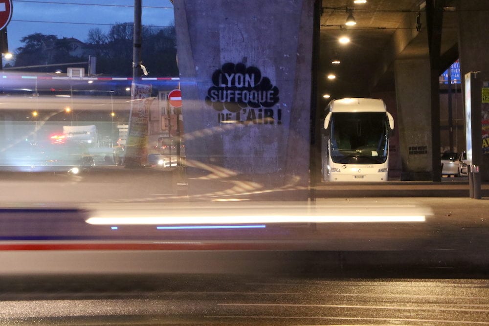 Graffiti anti pollution à Lyon réalisé par Greenpeace et Alternatiba/ANV situé vers confluence, sous l'autoroute A7, le 7 février 2019.©MG/Rue89Lyon