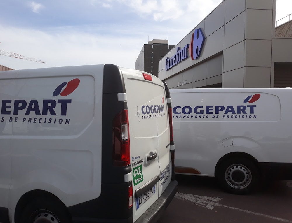Les camions Cogepart, sous-traitant de Carrefour pour la livraison à domicile, sur le toit du centre commercial Part-Dieu. ©LB/Rue89Lyon