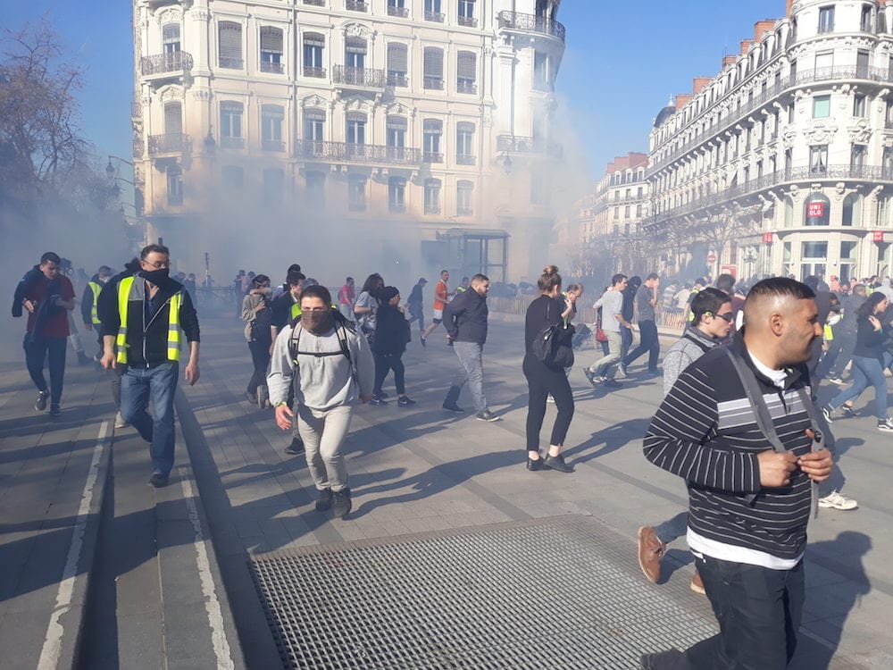 Usage de gaz lacrymogène, place de la République le 23 mars. ©LB/Rue89Lyon