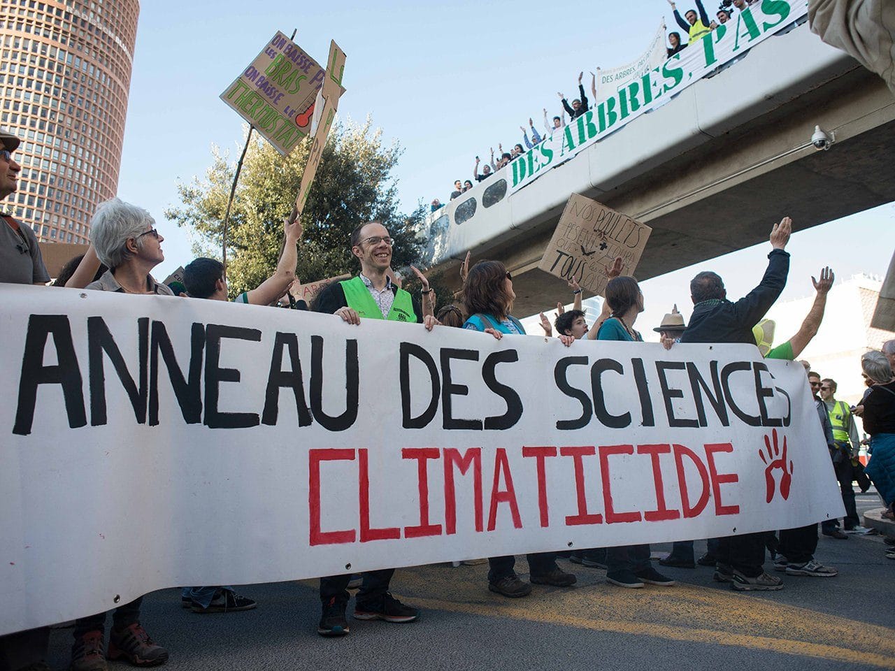 "Anneau des sciences" climaticide pouvait-on lire sur une banderole le 16 mars lors de la Marche pour le climat à Lyon ©DR