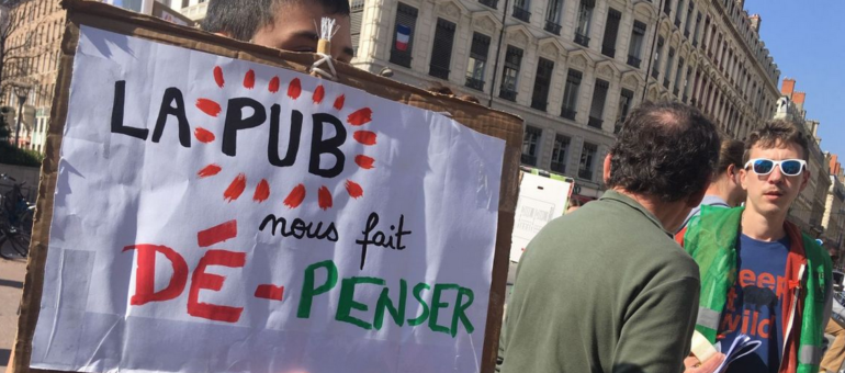 Les anti-pubs recouvrent l’hôtel de Métropole de Lyon. Résultat : une garde à vue