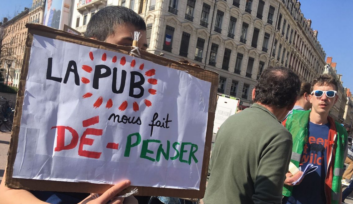 Les anti-pubs recouvrent l’hôtel de Métropole de Lyon. Résultat : une garde à vue