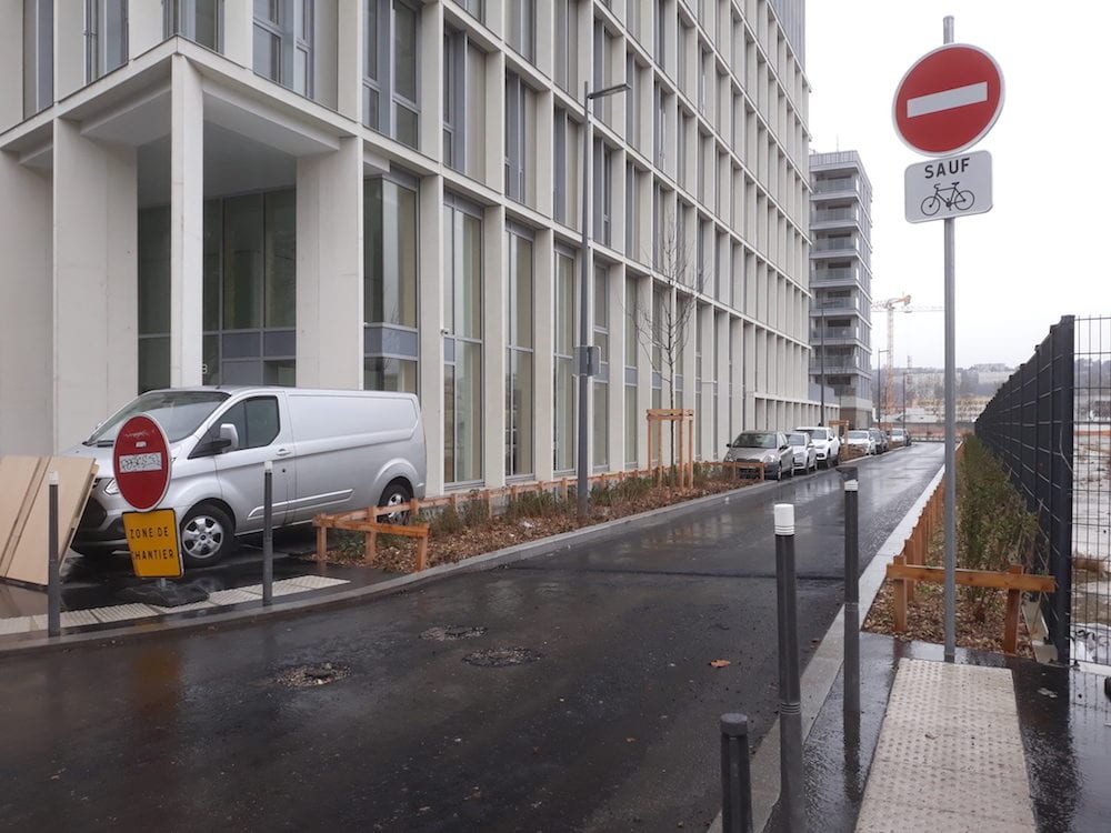 A Gerland, la nouvelle rue où Thomas a reçu le tir de la police durant la manifestation des "gilets jaunes" du 9 mars à Lyon. Il se trouvait au milieu de la rue et, la police, au fond, au niveau du virage. ©LB/Rue89Lyon