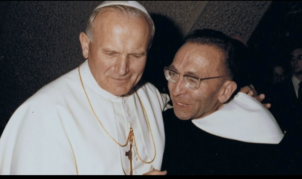 Le Père Marie-Dominique Philippe avec le Pape Jean-Paul II. 
