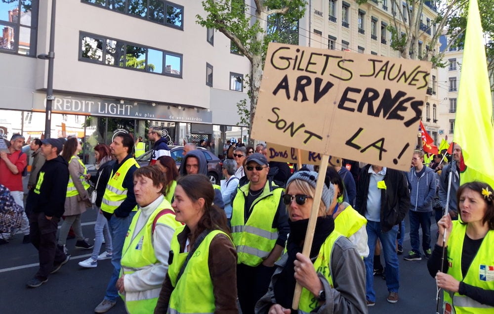 Plusieurs centaines de "gilets jaunes" en tête de la manif du 1er mai 2019 à Lyon. ©LB/Rue89Lyon