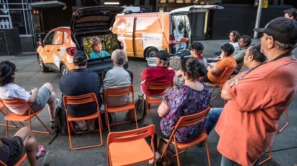 Camionnette laverie orange en Australie