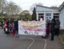 Les parents d'élèves se mobilisent devant l'entrée de l'école maternelle Louis Pasteur à Mermoz.