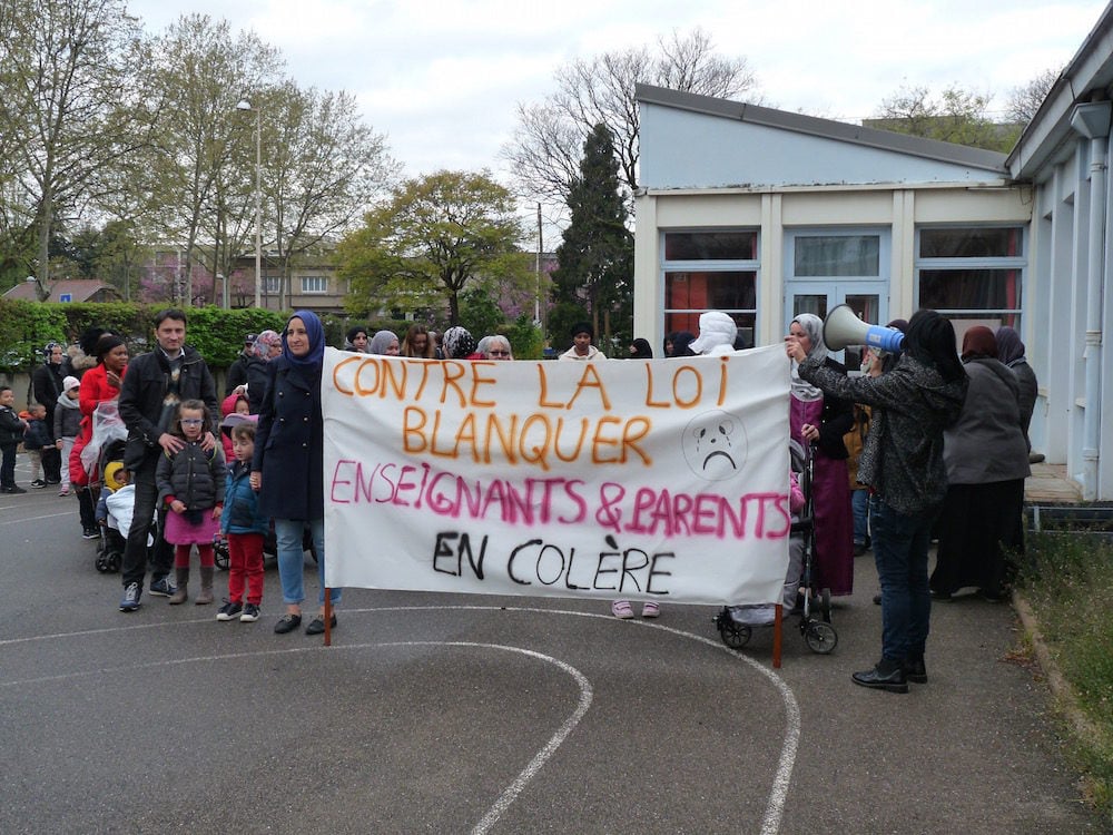 Les parents d'élèves se mobilisent devant l'entrée de l'école maternelle Louis Pasteur à Mermoz.