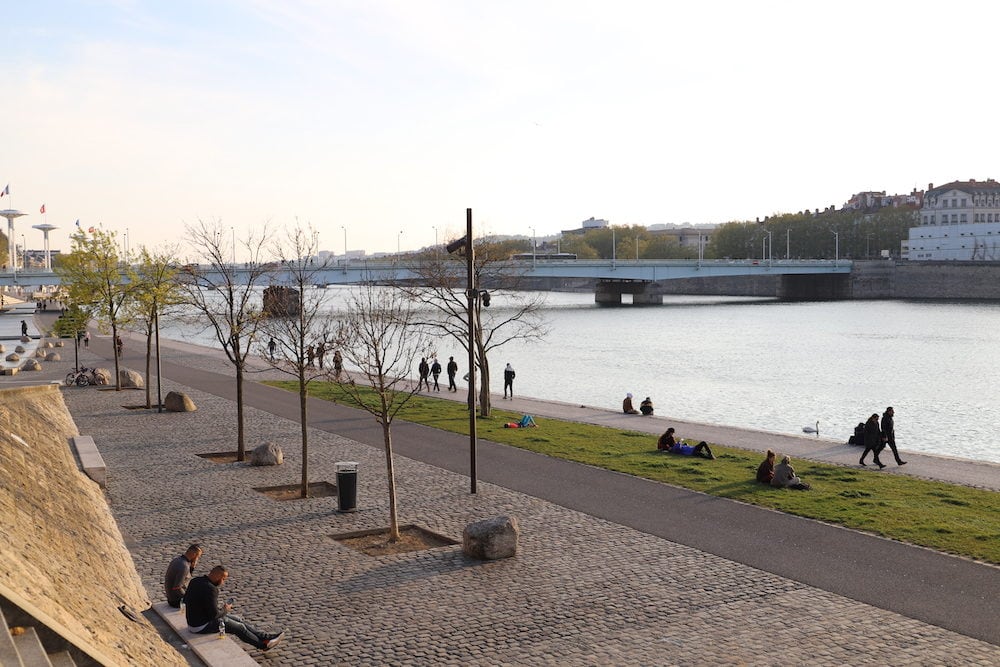 Quais de Rhône avec vue sur le pont de la Guillotière, le 12/04/2019. ©NP/Rue89Lyon.