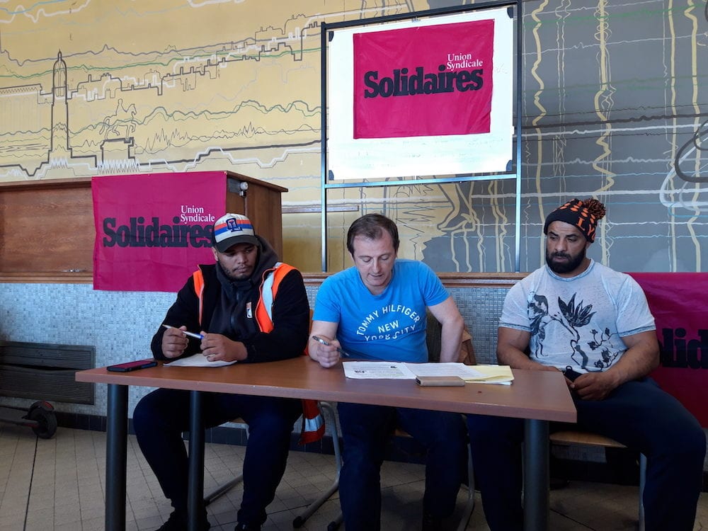 Les syndicalistes de Solidaires de Pizzorno en conférence de presse le 5 avril à la Bourse du travail, au début du mouvement de grève. A gauche : Judicaël Dissaké, délégué syndical. A droite : Riad Gharsallah, délégué syndical central. Au centre : Didier Goncalves, permanent syndical de Solidaires Rhône. ©LB/Rue89Lyon