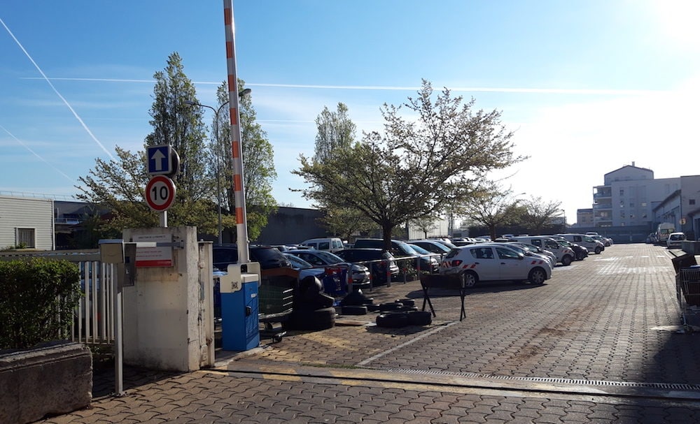 Le dépôt de Lyon-Gerland, le matin du vendredi 5 avril. On voit encore les traces du blocage opéré par les éboueurs en grève. ©LB/Rue89Lyon