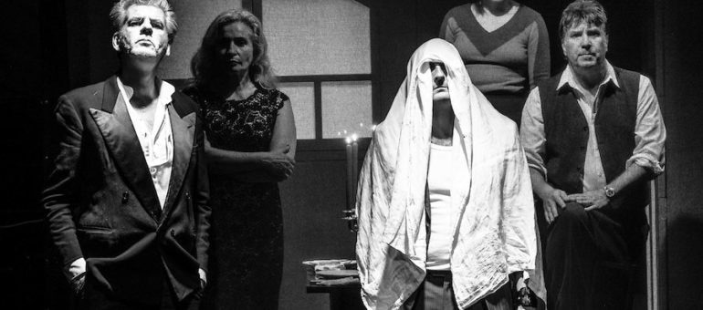 « Monsieur Bonhomme et les Incendiaires », un spectacle en flammes au théâtre de l’Elysée