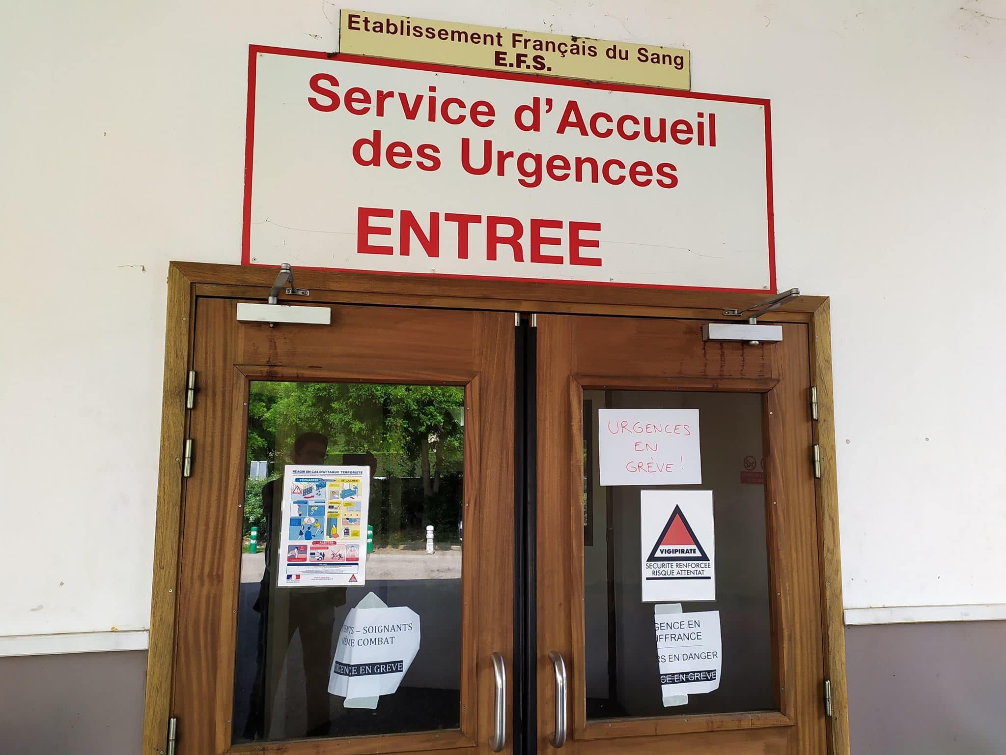 Sur la porte des Urgences de Lyon Sud, des pancartes prévenant le patient du mouvement de grève : "Patients-Soignants même combat". ©NM/Rue89Lyon