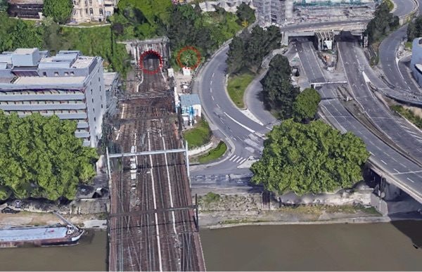 Les 4 voies sortantes de Perrache traversent la Saône mais seules 2 se prolongent actuellement en tunnel. D’où la proposition de prolonger les 2 autres dans un nouveau tunnel vers l’Ouest lyonnais. A droite le tunnel routier de Fourvière. Image google earth.