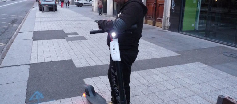 Hamza, « juicer » à Lyon : « je me lève trois à quatre fois par nuit pour recharger les trottinettes »