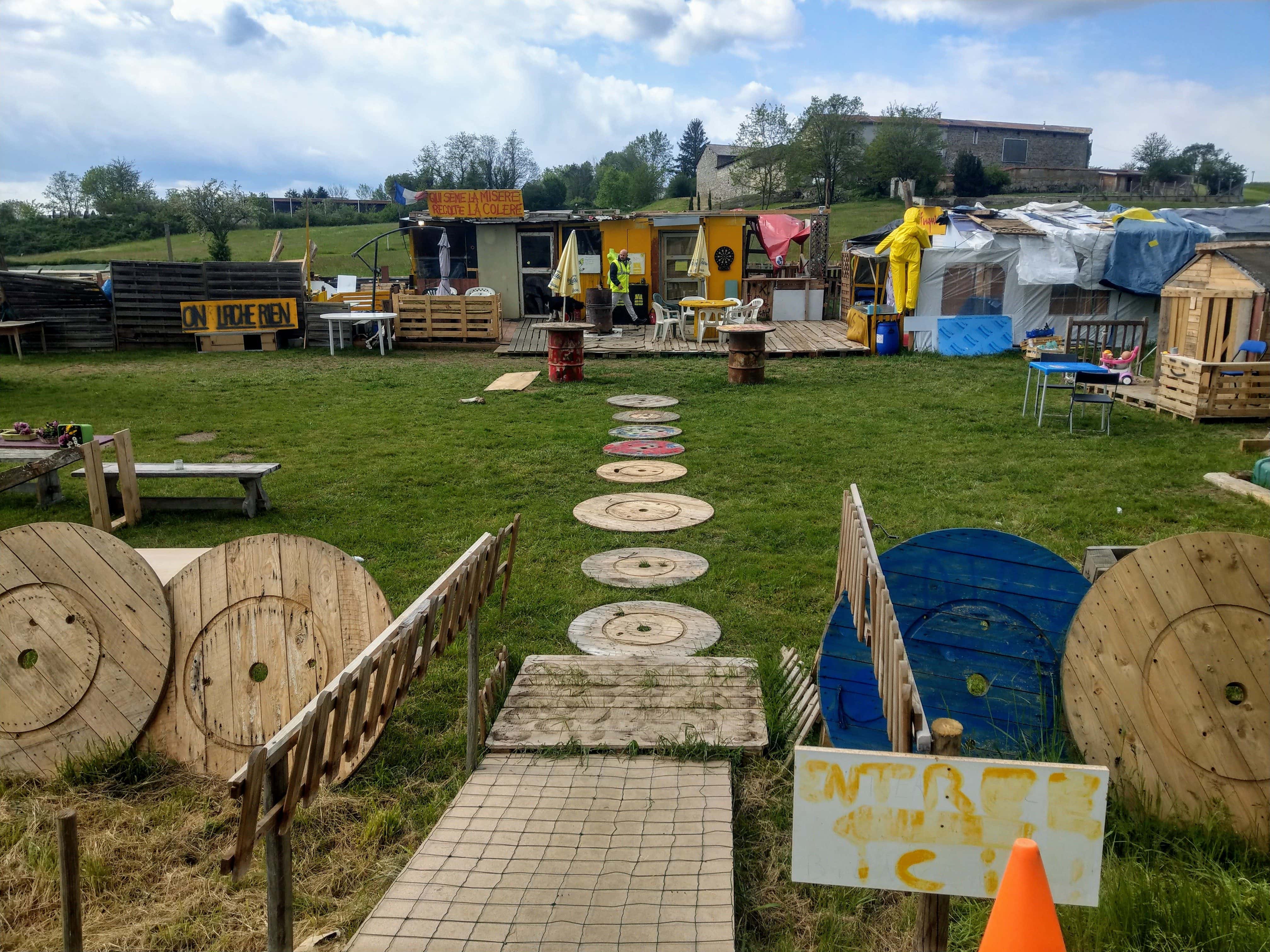 Les gilets jaunes du Rondpoint d'Estrablin (38 780) ont créé un véritable camp.