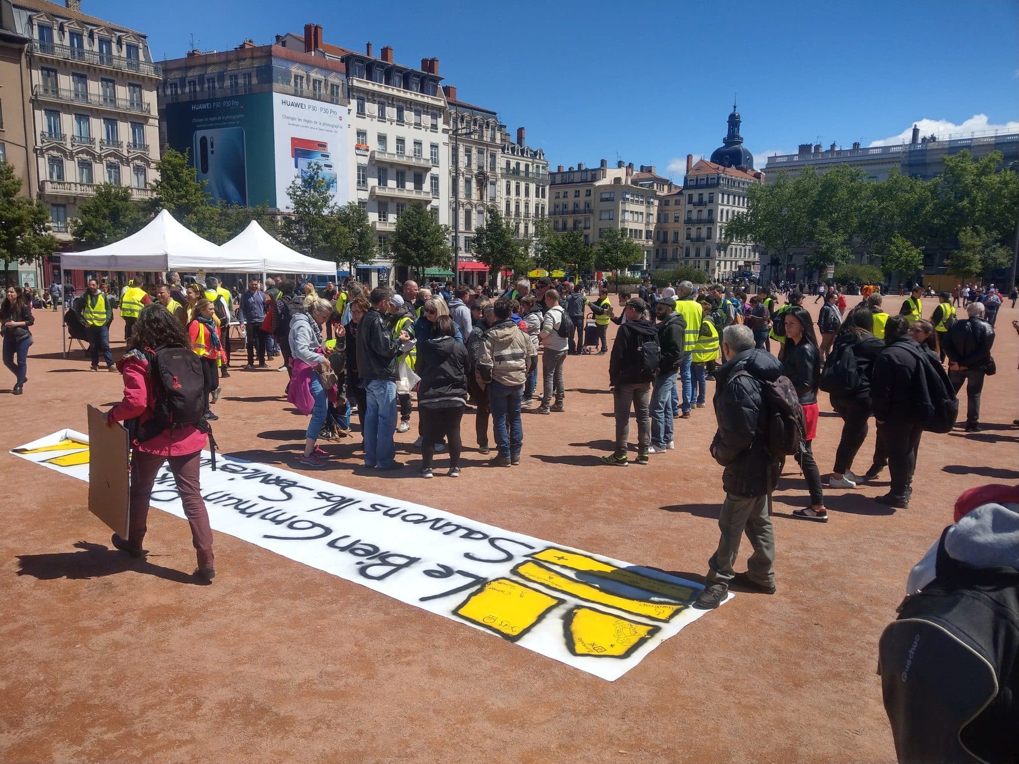 Atelier banderoles et panneaux place Bellecour. ©NM/Rue89Lyon