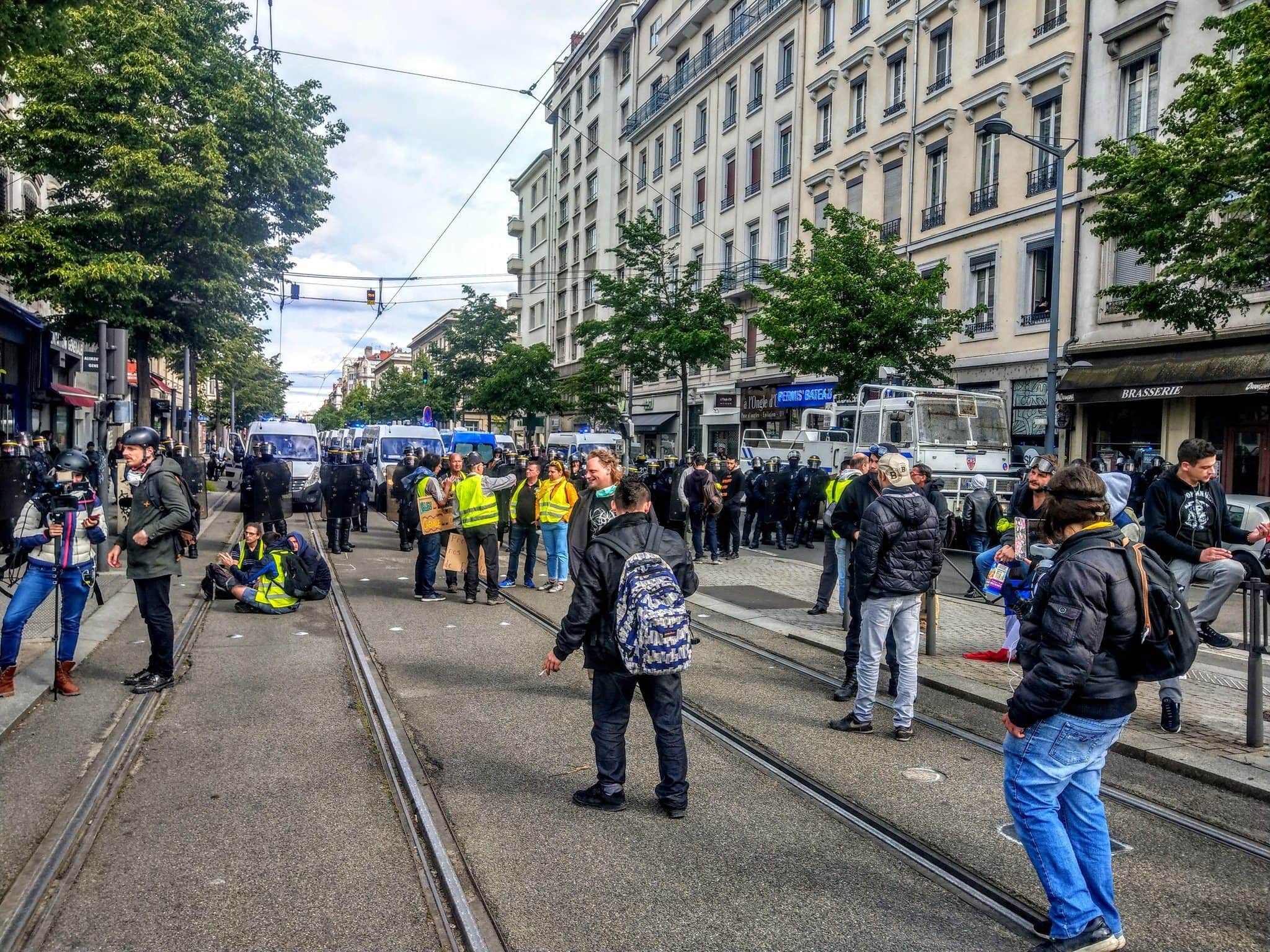 La police bloque l'avenue Berthelot que devait pourtant emprunter la manifestation déclarée. ©NM/Rue89Lyon