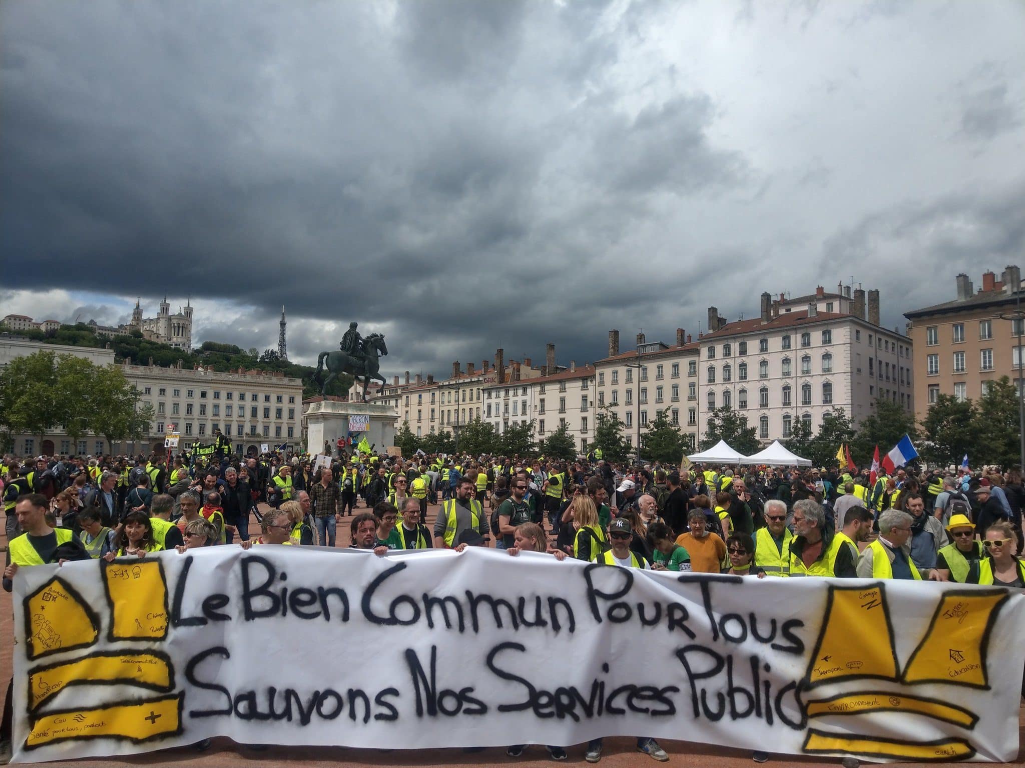 Mise en place de la banderole de tête de la manif nationale des "gilets jaunes" à Lyon. ©NM/Rue89Lyon