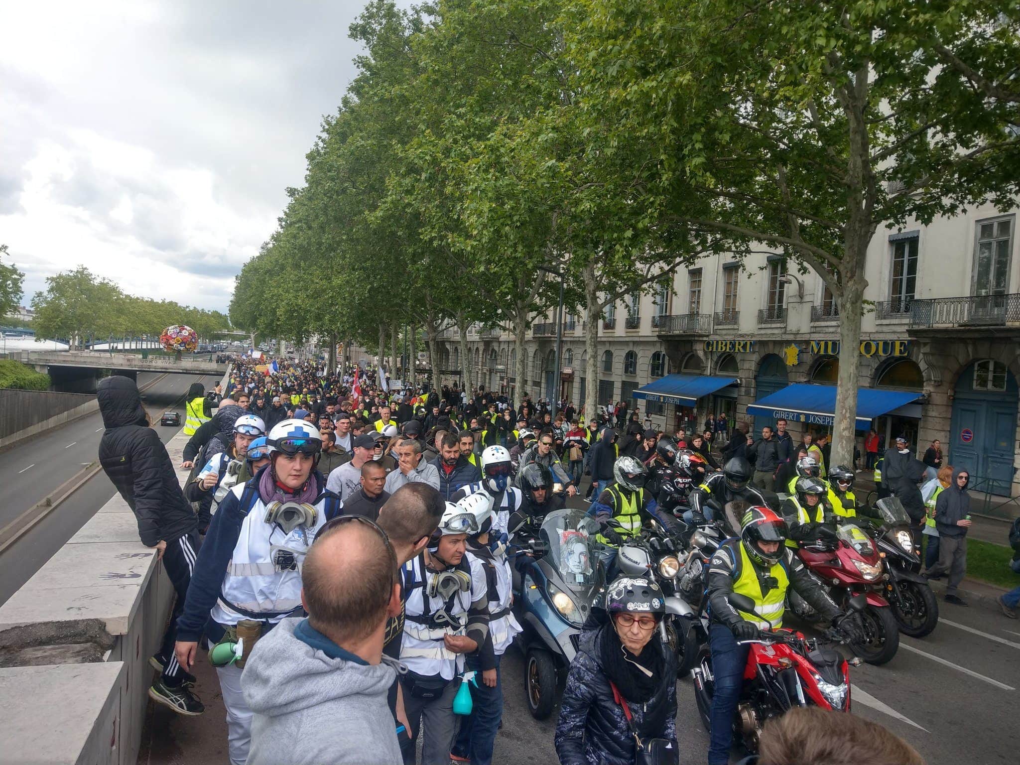 Plusieurs milliers de "gilets jaunes" au départ de la manif nationale. Ici, quai Gailleton ©NM/Rue89Lyon