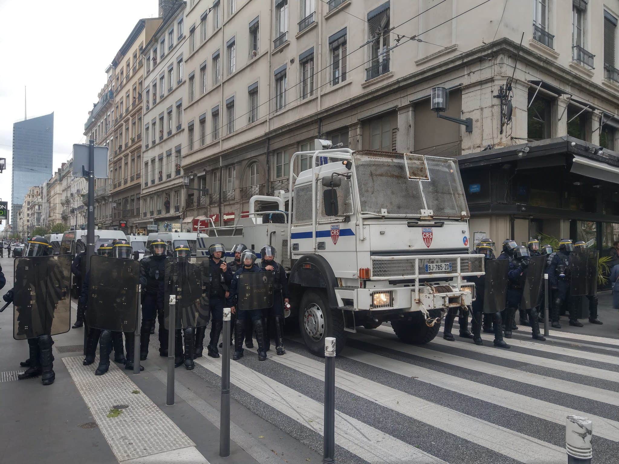 Un canon à eau des CRS à l'angle cours Lafayette/quai Augagneur. ©NM/Rue89Lyon