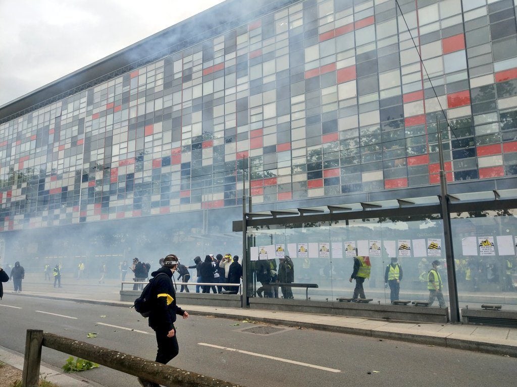 L'avant du cortège dans les lacrymos, au niveau de l'hôpital Saint-Luc Saint-Joseph. ©NM/Rue89Lyon