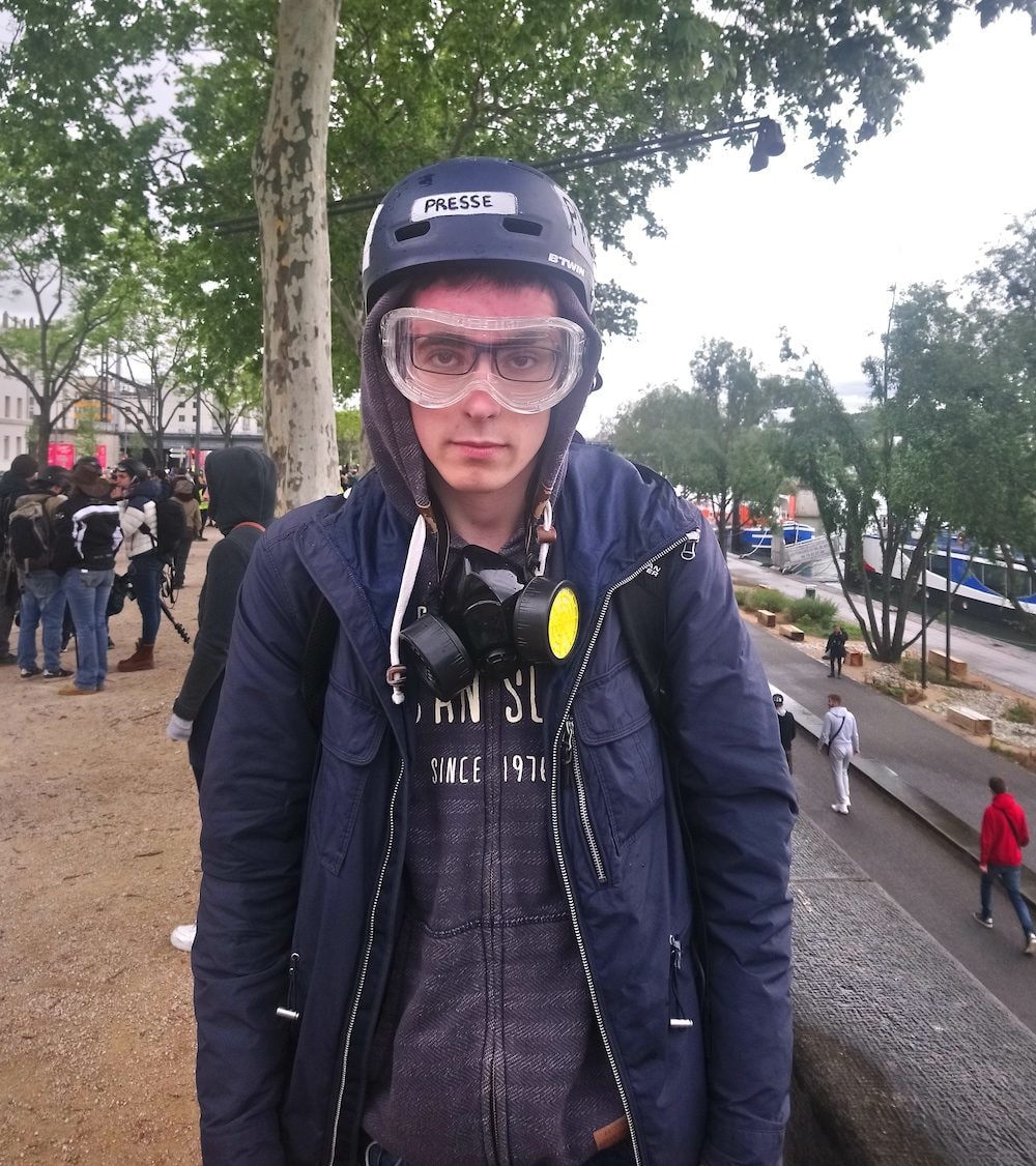 Notre reporter Nicolas Mayart avec son équipement de manif "gilets jaunes", quelques minutes après avoir reçu un coup de matraque.