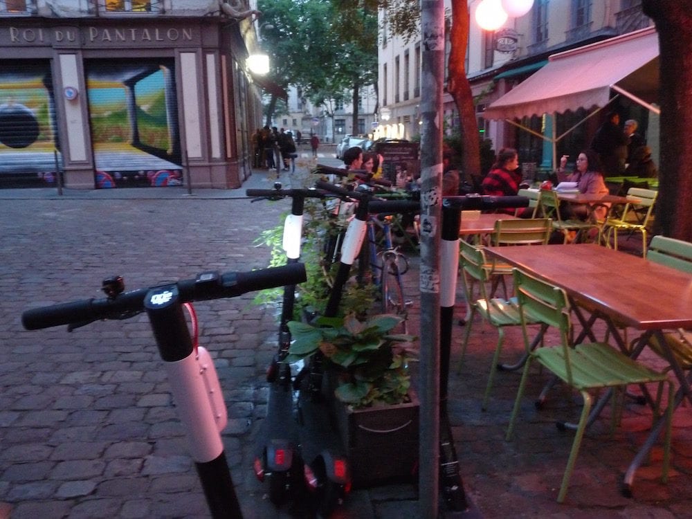 Trottinettes situées devant le bar Le Saint-Vincent. ©NP/Rue89Lyon