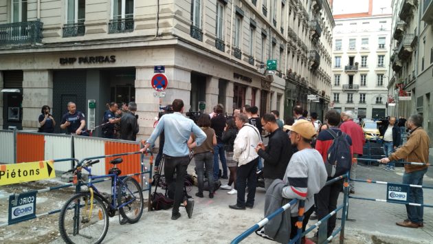 Quelques heures après l'explosion au 13 rue Victor-Hugo, le quartier était bouclé. ©Geoffrey Brossard pour Rue89Lyon