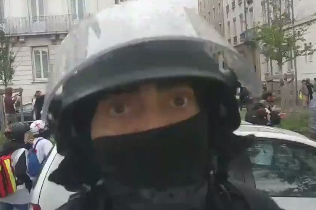 Capture d'écran du reporter de Rue89Lyon matraqué lors de la manif nationale des "gilets jaunes" à Lyon le 11 mai.