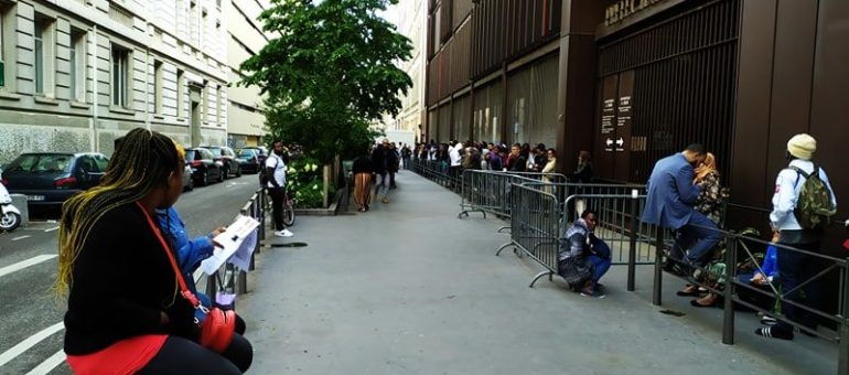 Queue dans la rue et sur Internet : comment les étrangers sont traités par la préfecture du Rhône