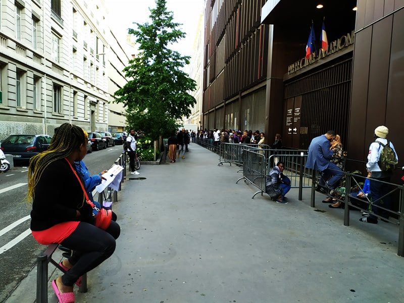 Queue des étrangers devant la préfecture du Rhône en mai 2019. © NM/Rue89Lyon