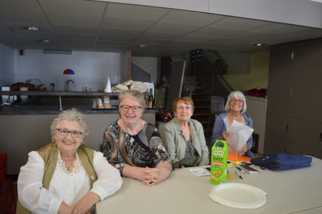 Quatre des personnes âgées réunies dans la salle de la Chaufferie du quartier du Vergoin un jeudi ap