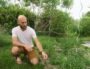 Damien ambassadeur du changement à Anciela est passioné de jardinage. cc Emma Delaunay