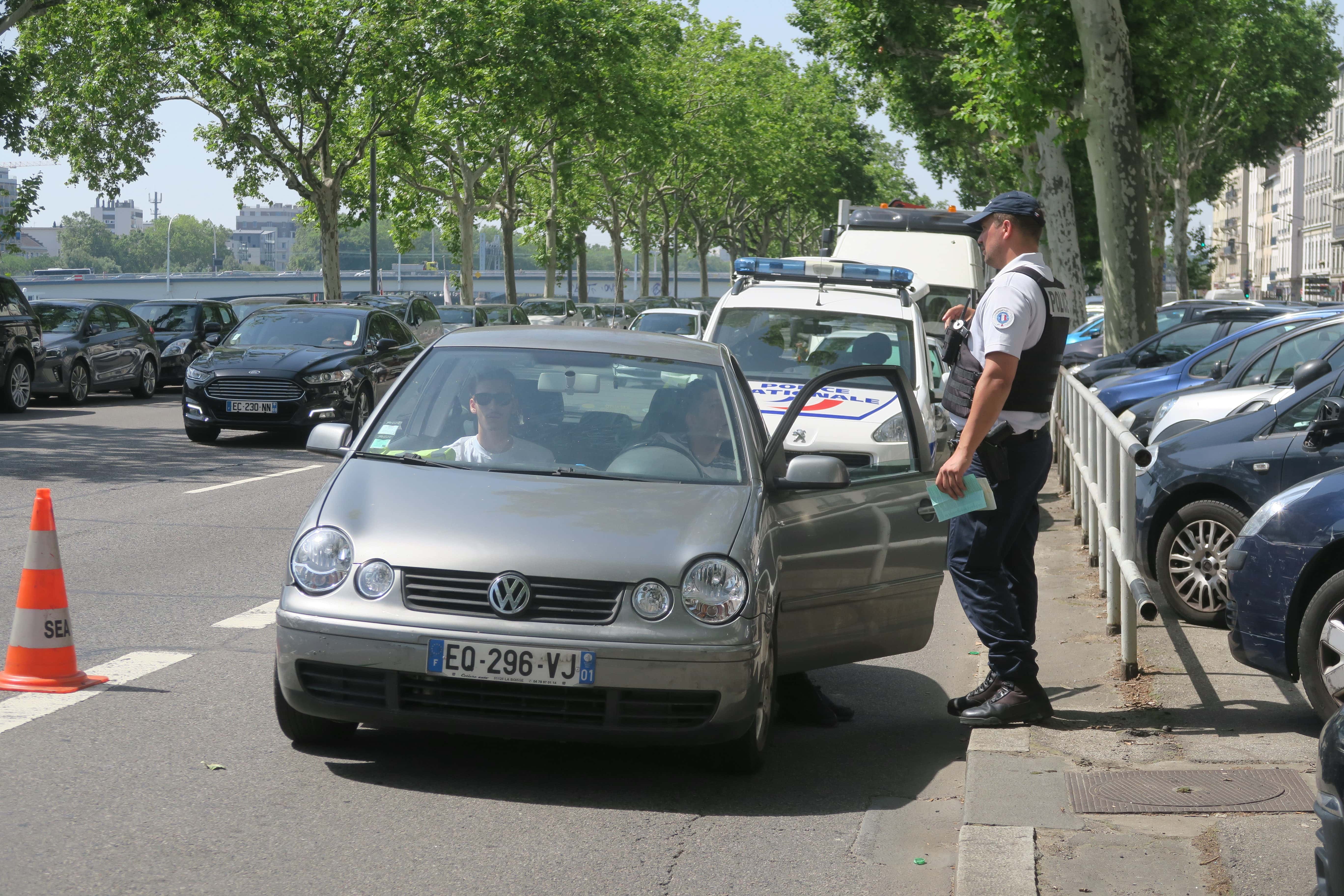 circulation alternée à Lyon ? contrôle de police des vignettes Crit'air lors du pic de pollution à l'ozone cc Emma Delaunay