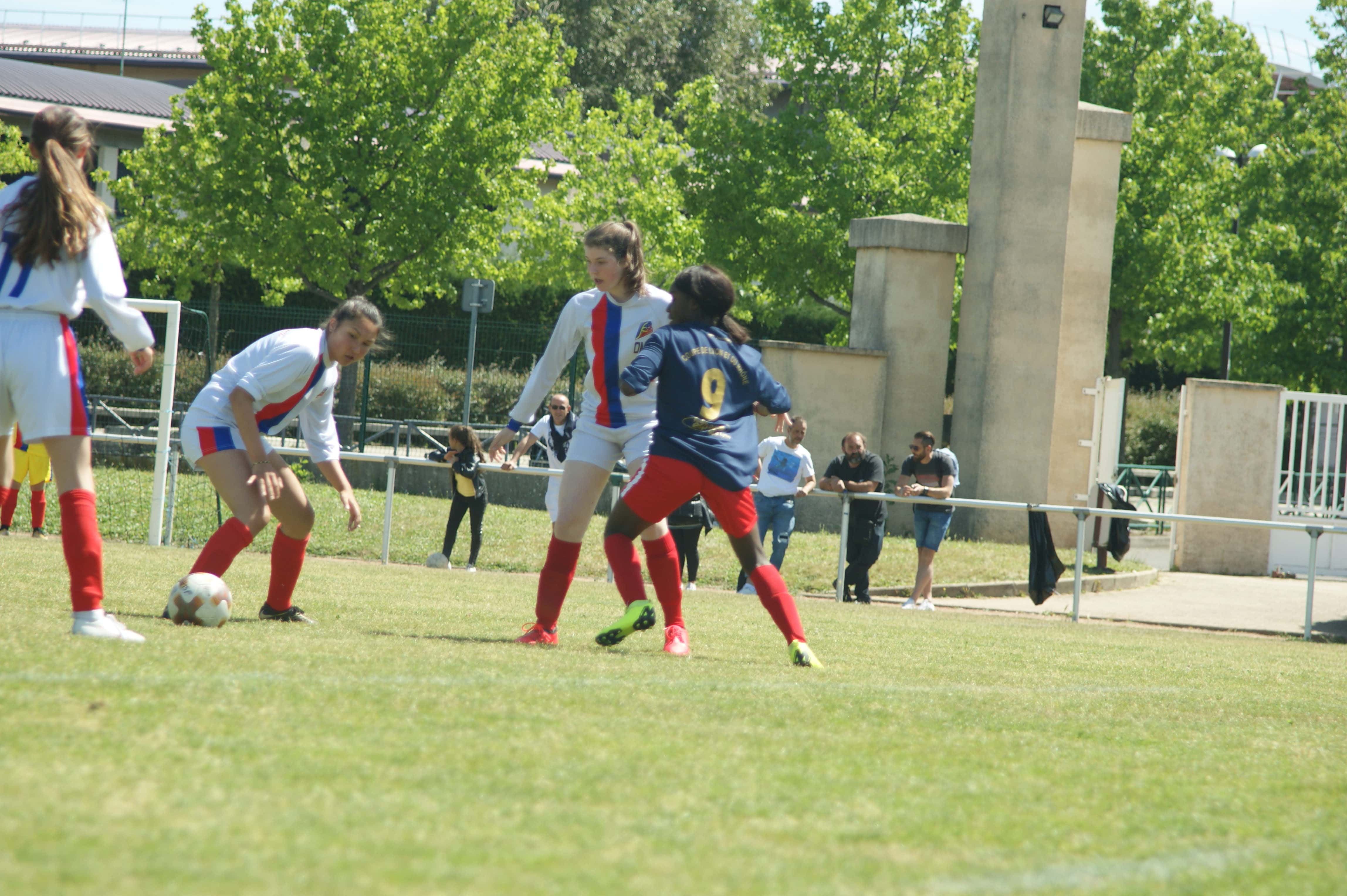 Milka joue au club de foot FC Vénissieux. ©Cheyenne Tyrakowski/LBB