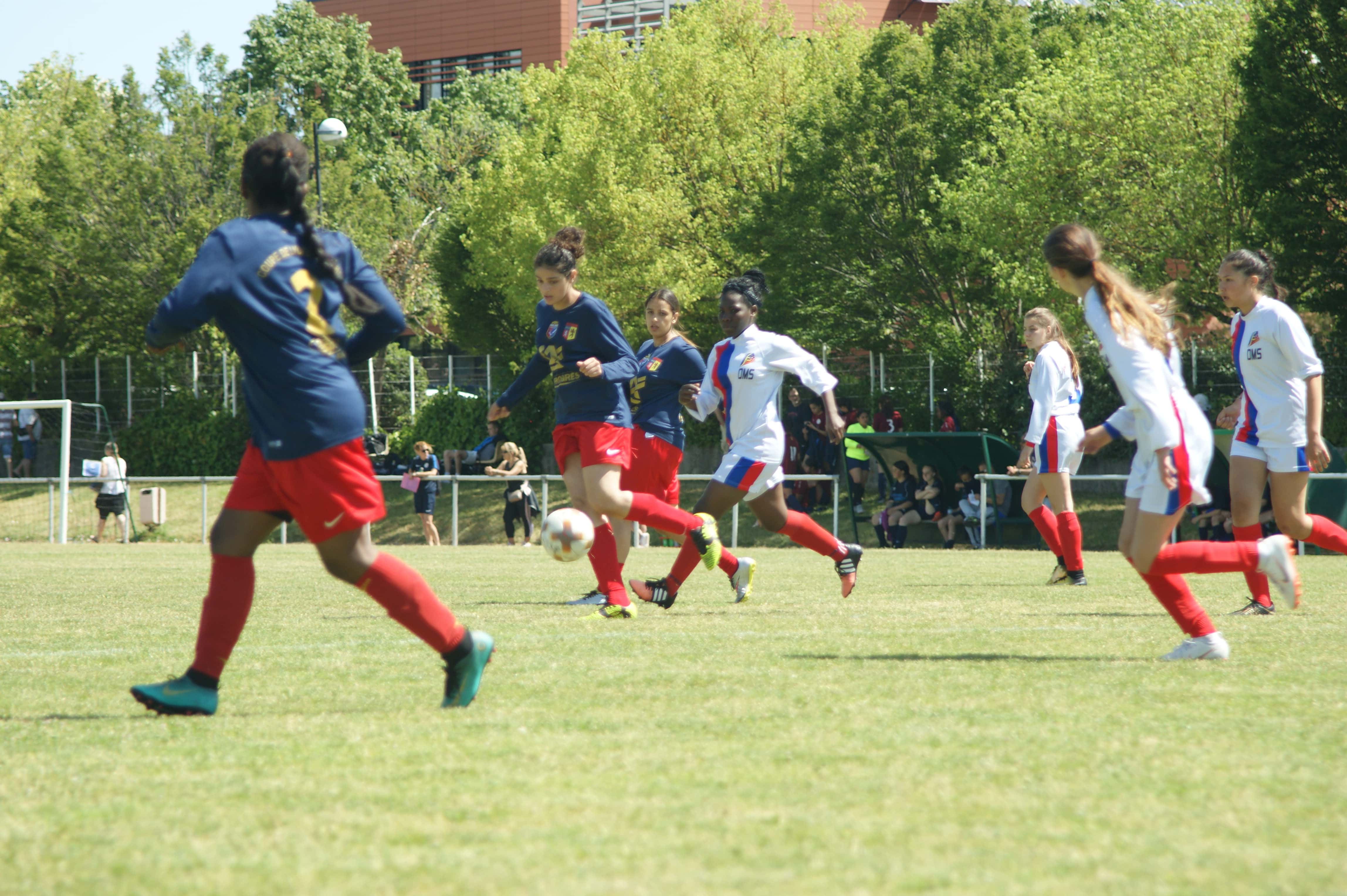 Entraînement De Football Ou Course Et Une équipe De Filles Jouant