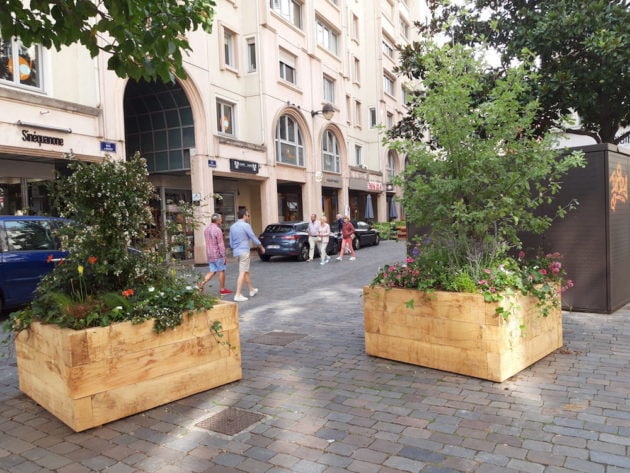 Avant le début des travaux le 9 septembre, des premières jardinières ont fait leur apparition à l'angle de la rue de Brest et de la rue Mercière (Lyon 2ème). ©LB/Rue89Lyon