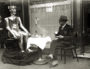 Le colonel William Richards avec son robot George, à Berlin en 1930