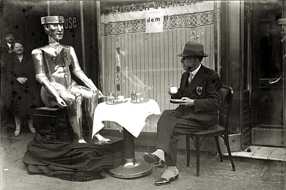 Le colonel William Richards avec son robot George, à Berlin en 1930