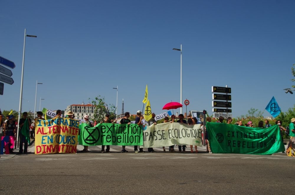 Les activistes d'XR bloquant l'accès au pont Wilson; © Valentin d'Ersu/Rue89Lyon