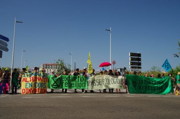 Les activistes d'XR bloquant l'accès au pont Wilson; © Valentin d'Ersu/Rue89Lyon