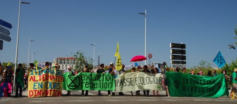 A Lyon, les militants écolos d’Extinction Rebellion bloquent un premier pont