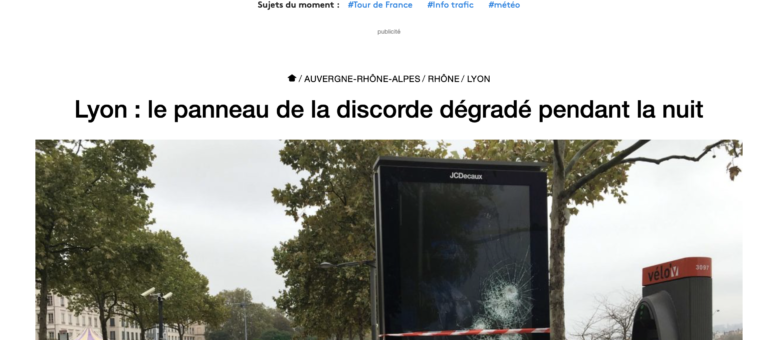 Un panneau publicitaire de JC Decaux fait polémique à la Guillotière