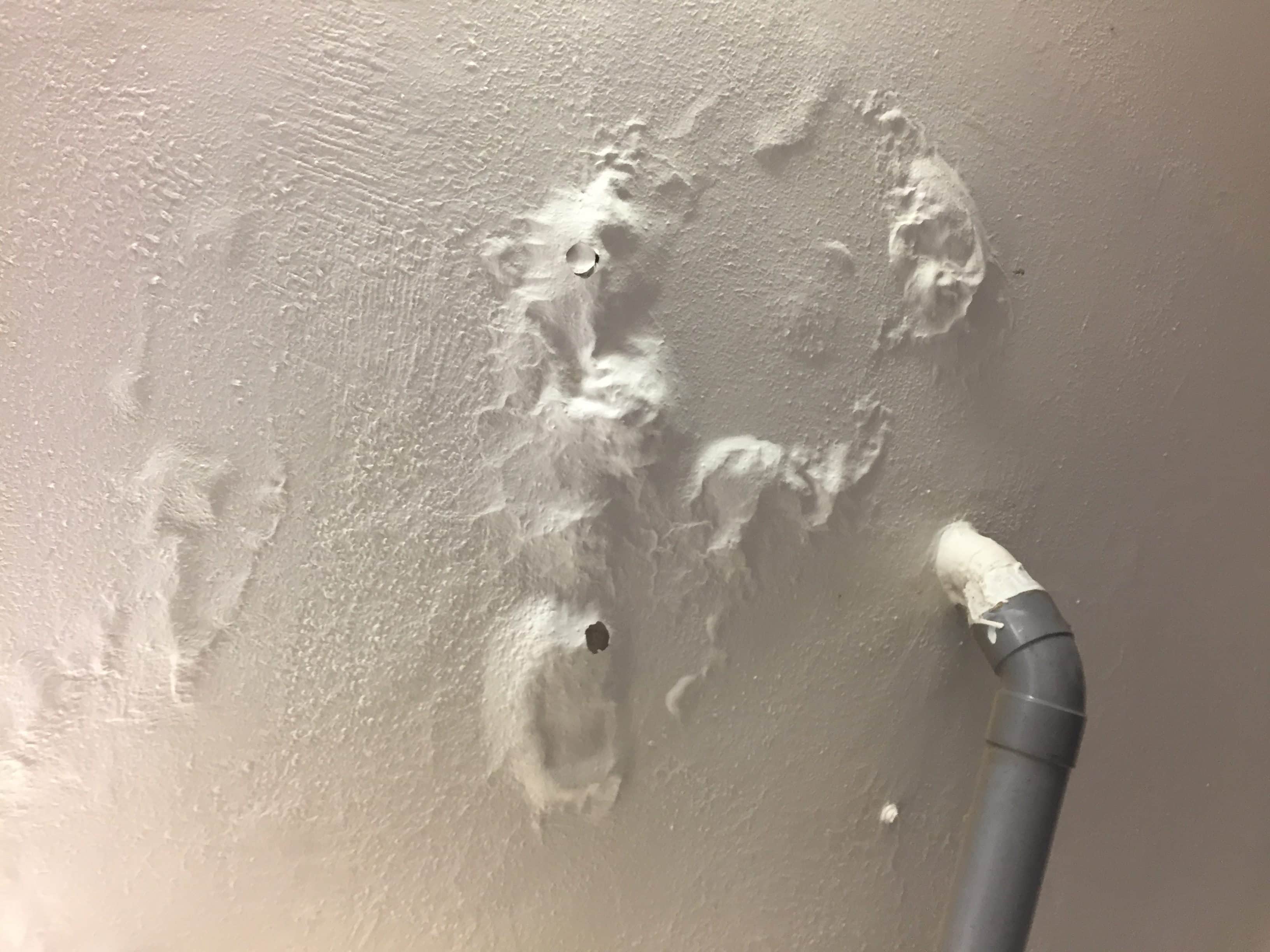 Dans les sanitaires, le plafond est rongé par l'humidité.