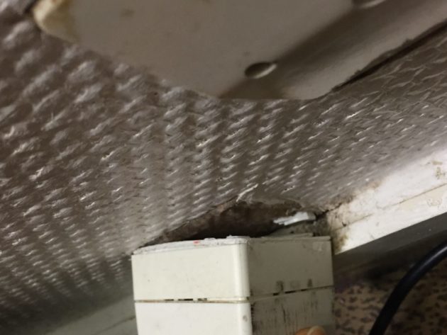 Dans la chambre d&#039;Halima, les installations électriques sont plus que douteuses.