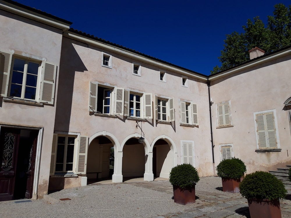 Le bâtiment principal du domaine Melchior à Charly. ©LB/Rue89Lyon